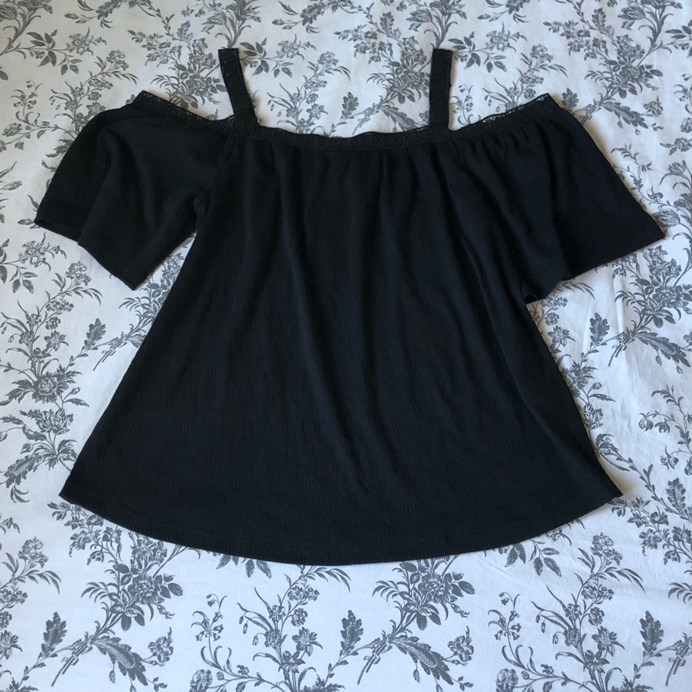 🌟Off the shoulder black top